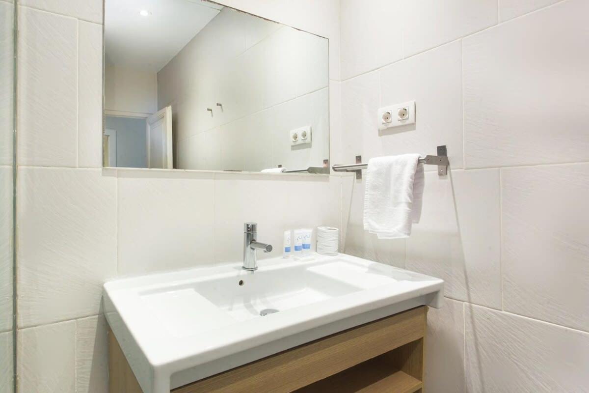 4bedroom With A Balcony In Ramblas 1 2 * Barcelone
